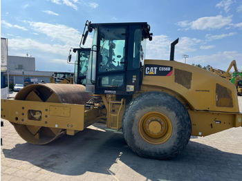 Compactor CATERPILLAR