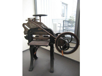 Paper cutting machine
