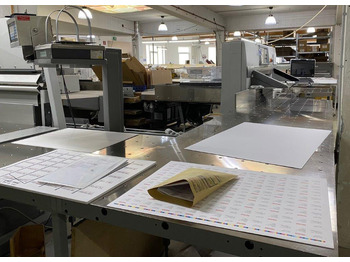 Leasing of  Large sized cutting system Polar 137 XT-AT with stacking lifter, automatic vibrator, scale and optional unloader Large sized cutting system Polar 137 XT-AT with stacking lifter, automatic vibrator, scale and optional unloader: picture 3