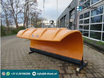 Snow removal vehicle