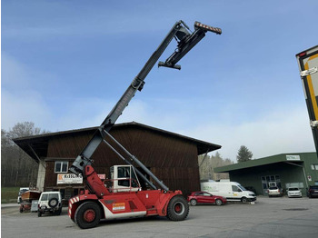 Reach stacker