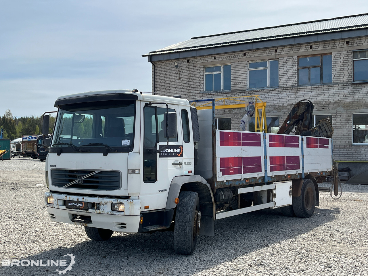 2000 Volvo FL220 4x2 + Hiab 102-4 - Dropside/ Flatbed truck, Crane truck: picture 2 2000 Volvo FL220 4x2 + Hiab 102-4 - Dropside/ Flatbed truck, Crane truck: picture 2