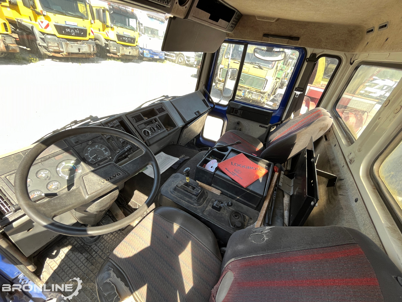 Dropside/ Flatbed truck, Crane truck VOLVO FL611 + Palfinger PK 8200: picture 13