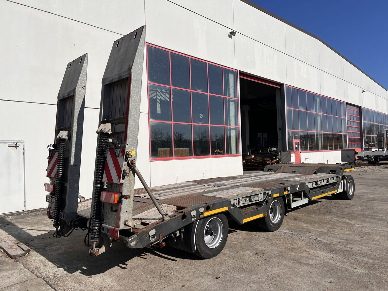 3 Achs Tiefladeranhänger Radmulden - Low loader trailer: picture 2 3 Achs Tiefladeranhänger Radmulden - Low loader trailer: picture 2