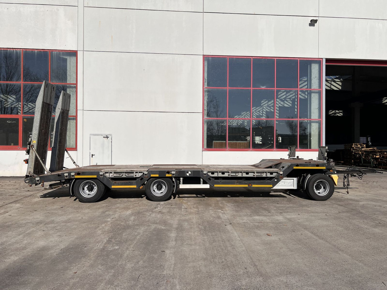 3 Achs Tiefladeranhänger Radmulden - Low loader trailer: picture 1 3 Achs Tiefladeranhänger Radmulden - Low loader trailer: picture 1