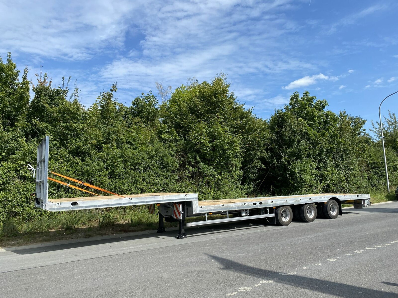 Möslein 3 Achs Tieflader für Fertigteile, Maschinen, Co - Dropside/ Flatbed semi-trailer: picture 1 Möslein 3 Achs Tieflader für Fertigteile, Maschinen, Co - Dropside/ Flatbed semi-trailer: picture 1