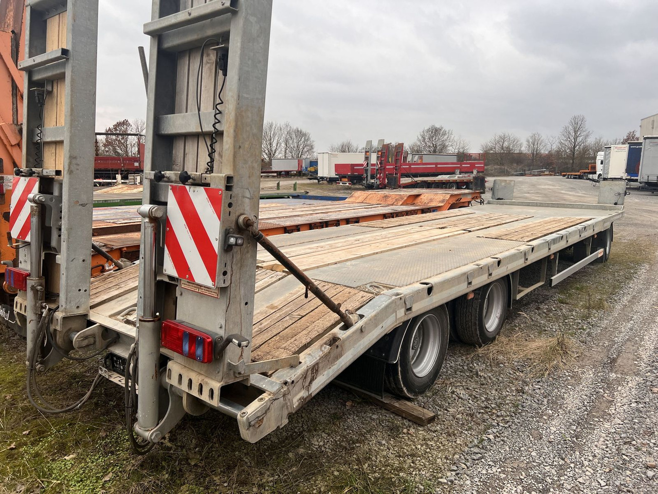 Möslein 3 Achs Tiefladeranhänger 9 m Ladefläche - Low loader trailer: picture 3 Möslein 3 Achs Tiefladeranhänger 9 m Ladefläche - Low loader trailer: picture 3