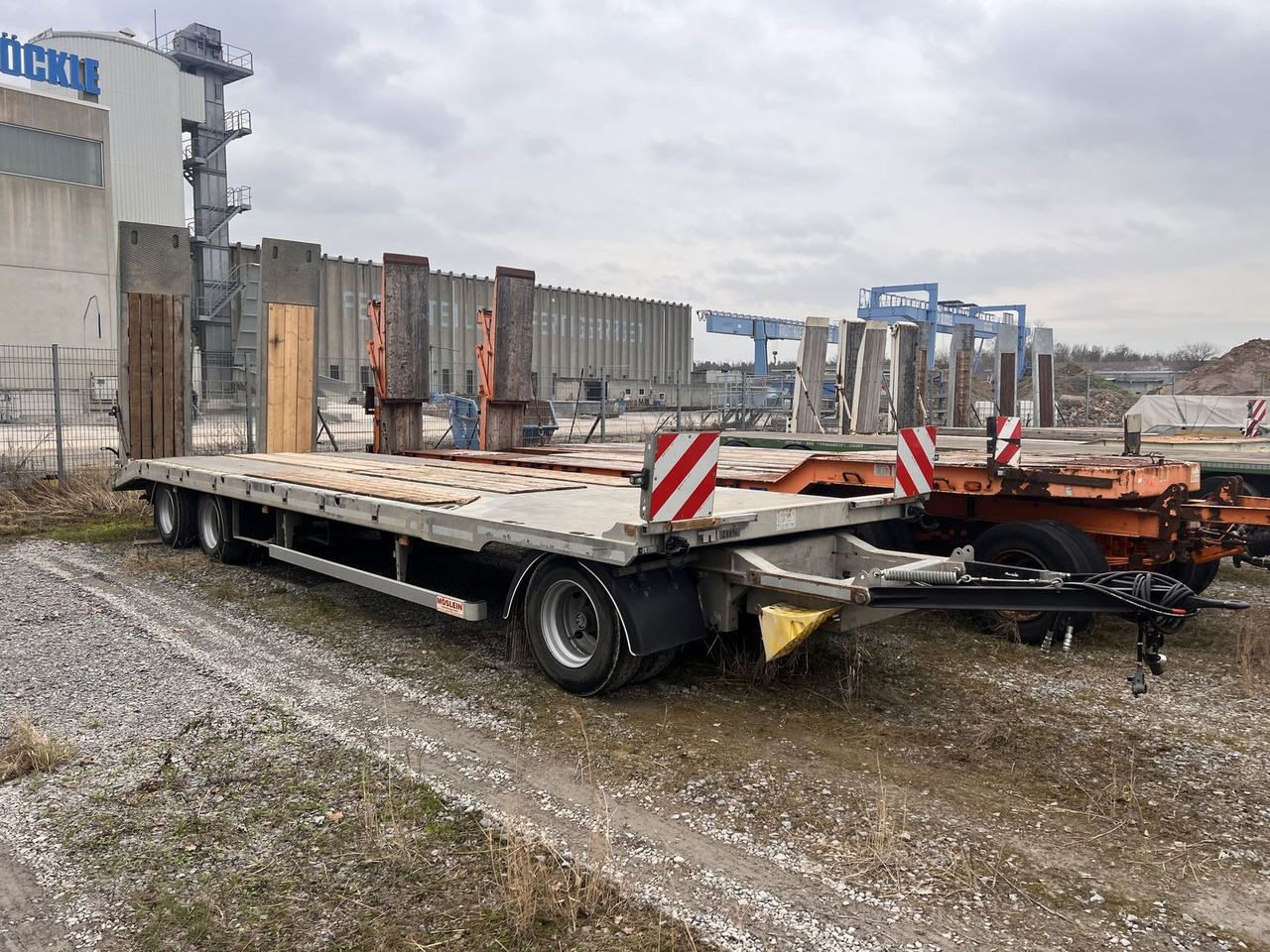 Möslein 3 Achs Tiefladeranhänger 9 m Ladefläche - Low loader trailer: picture 1 Möslein 3 Achs Tiefladeranhänger 9 m Ladefläche - Low loader trailer: picture 1