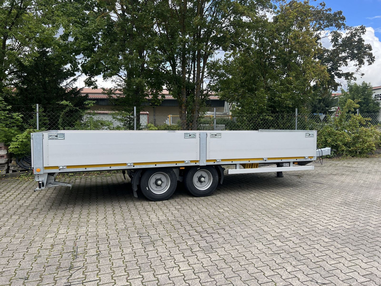 Möslein Tandem Pritsche- Tieflader mit Rungentaschen - Dropside/ Flatbed trailer: picture 4 Möslein Tandem Pritsche- Tieflader mit Rungentaschen - Dropside/ Flatbed trailer: picture 4