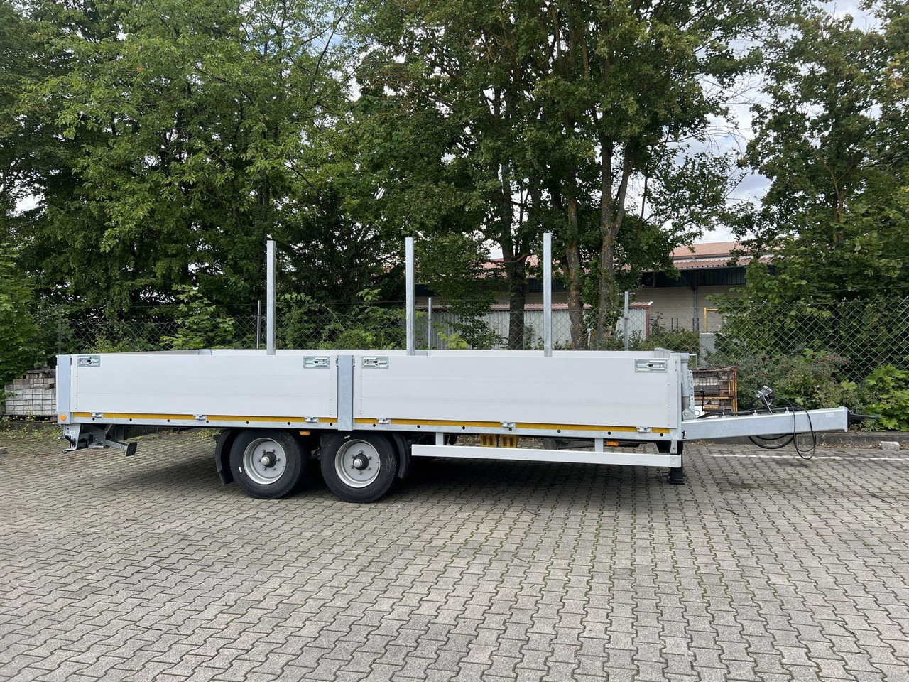 Möslein Tandem Pritsche- Tieflader mit Rungentaschen - Low loader trailer: picture 1 Möslein Tandem Pritsche- Tieflader mit Rungentaschen - Low loader trailer: picture 1