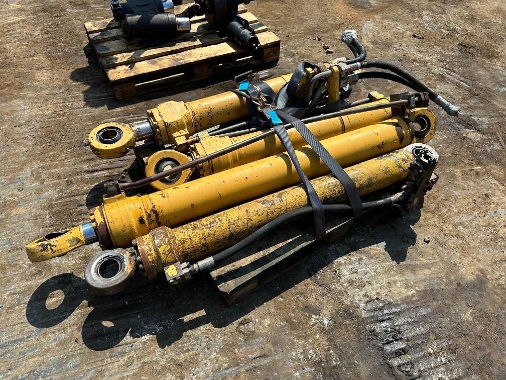 CAT 214 B FT cylinders - Wheel excavator: picture 2 CAT 214 B FT cylinders - Wheel excavator: picture 2