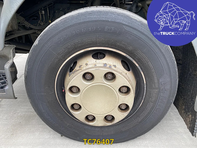 Refrigerator truck Renault D 210: picture 10