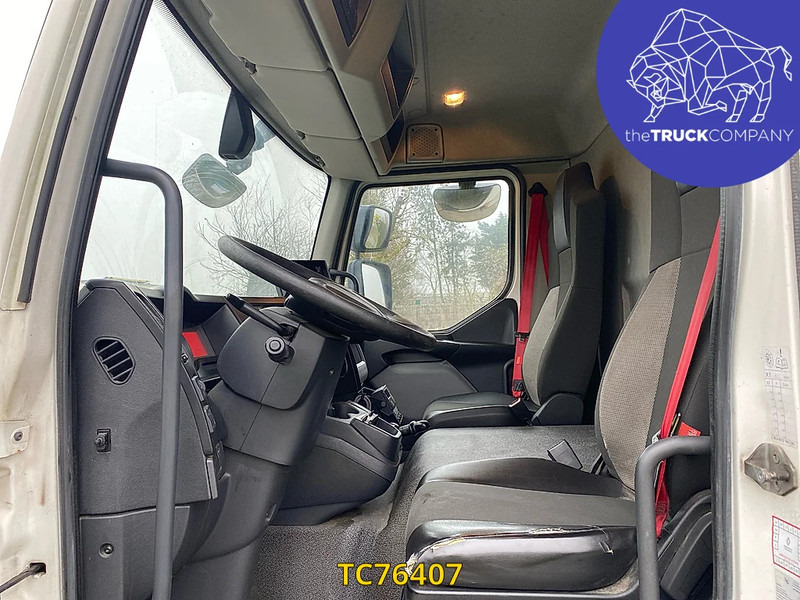 Refrigerator truck Renault D 210: picture 18