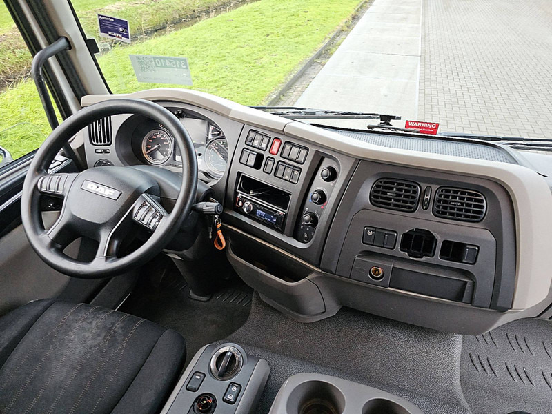 Interior photo 1: Box truck DAF LF 290 11.9T BOX: 7.8M LIFT