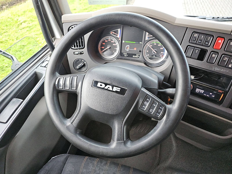 Interior photo 2: Box truck DAF LF 290 11.9T BOX: 7.8M LIFT