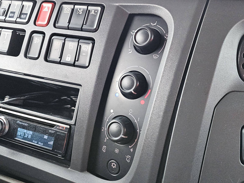 Box truck DAF LF 290 11.9T BOX: 7.8M LIFT: picture 11