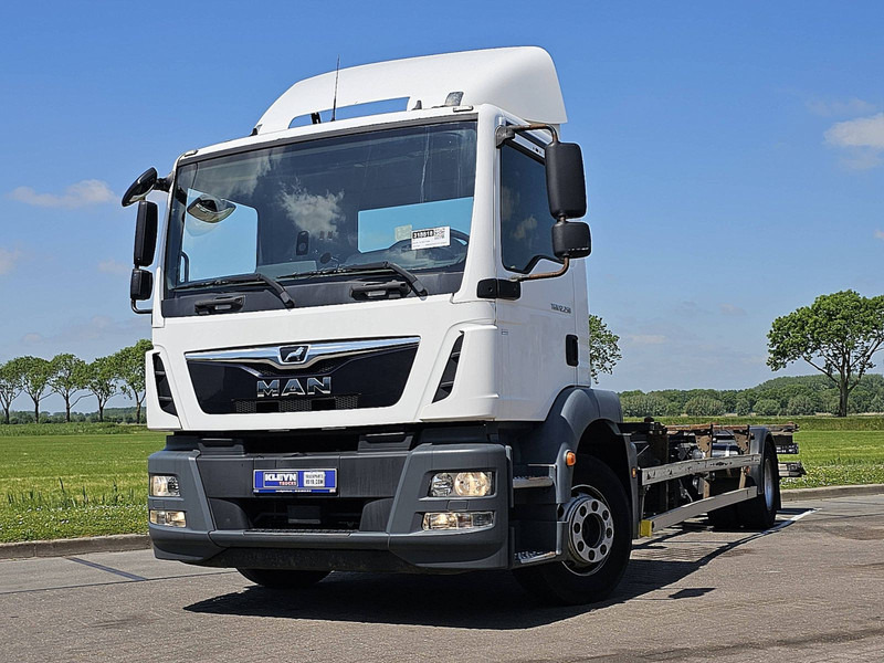 MAN 12.250 TGM LL AIRCO TAILLIFT - Container transporter/ Swap body truck: picture 1 MAN 12.250 TGM LL AIRCO TAILLIFT - Container transporter/ Swap body truck: picture 1