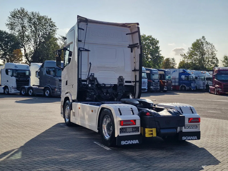 Scania 590S V8 NGS Highline 4x2 - New - Facelift - Full spec - Retarder - Leather - Full air - Tractor unit: picture 5 Scania 590S V8 NGS Highline 4x2 - New - Facelift - Full spec - Retarder - Leather - Full air - Tractor unit: picture 5