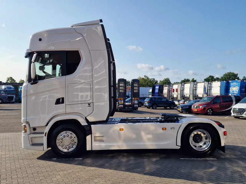 Scania 590S V8 NGS Highline 4x2 - New - Facelift - Full spec - Retarder - Leather - Full air - Tractor unit: picture 4 Scania 590S V8 NGS Highline 4x2 - New - Facelift - Full spec - Retarder - Leather - Full air - Tractor unit: picture 4