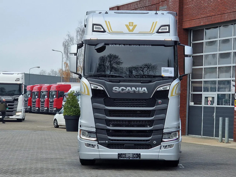 Scania 660S V8 NGS Highline 6x2/4 - New - Full spec - Retarder - Night clima - Led - Leather - Navi - Tractor unit: picture 2 Scania 660S V8 NGS Highline 6x2/4 - New - Full spec - Retarder - Night clima - Led - Leather - Navi - Tractor unit: picture 2