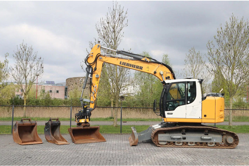 Liebherr R914 COMPACT S | ROTOTILT | 3X BUCKET | DOZERBLADE - Crawler excavator: picture 1 Liebherr R914 COMPACT S | ROTOTILT | 3X BUCKET | DOZERBLADE - Crawler excavator: picture 1
