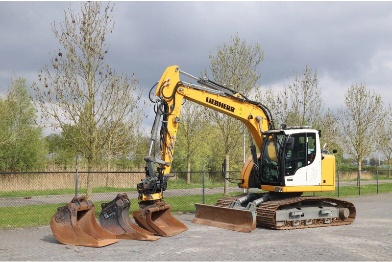 Liebherr R914 COMPACT S | ROTOTILT | 3X BUCKET | DOZERBLADE - Crawler excavator: picture 2 Liebherr R914 COMPACT S | ROTOTILT | 3X BUCKET | DOZERBLADE - Crawler excavator: picture 2