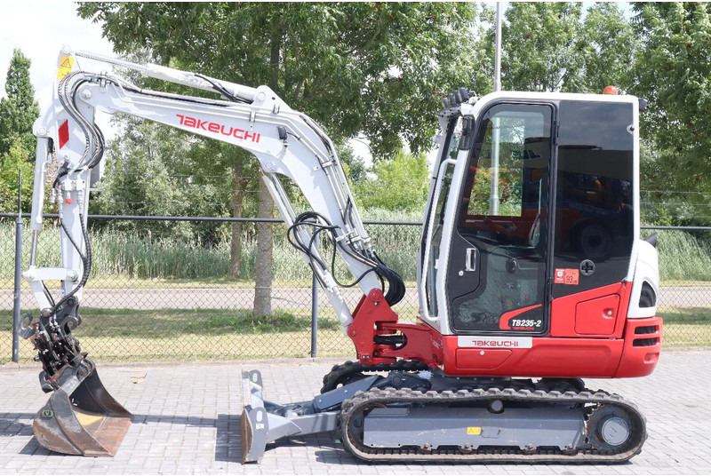 Takeuchi TB235-2 | TREE CUTTER | GRAB | TILT + 5 ATTACHMENTS - Mini excavator: picture 3 Takeuchi TB235-2 | TREE CUTTER | GRAB | TILT + 5 ATTACHMENTS - Mini excavator: picture 3