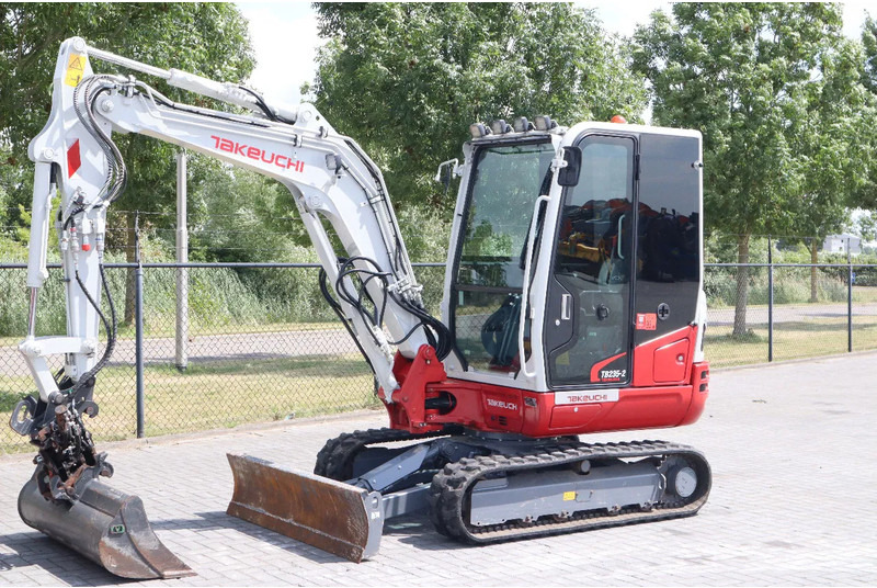 Takeuchi TB235-2 | TREE CUTTER | GRAB | TILT + 5 ATTACHMENTS - Mini excavator: picture 2 Takeuchi TB235-2 | TREE CUTTER | GRAB | TILT + 5 ATTACHMENTS - Mini excavator: picture 2