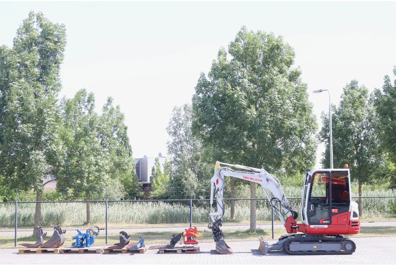 Takeuchi TB235-2 | TREE CUTTER | GRAB | TILT + 5 ATTACHMENTS - Mini excavator: picture 1 Takeuchi TB235-2 | TREE CUTTER | GRAB | TILT + 5 ATTACHMENTS - Mini excavator: picture 1