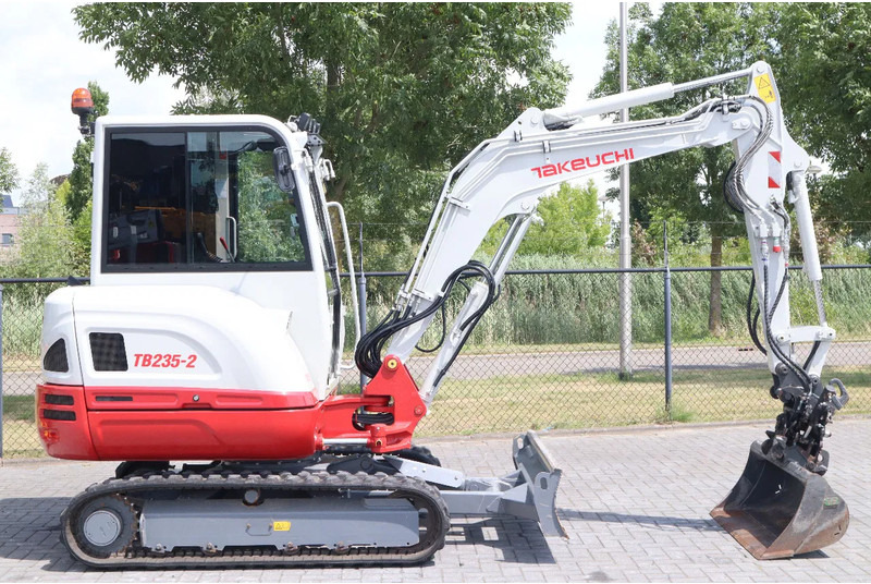 Takeuchi TB235-2 | TREE CUTTER | GRAB | TILT + 5 ATTACHMENTS - Mini excavator: picture 5 Takeuchi TB235-2 | TREE CUTTER | GRAB | TILT + 5 ATTACHMENTS - Mini excavator: picture 5