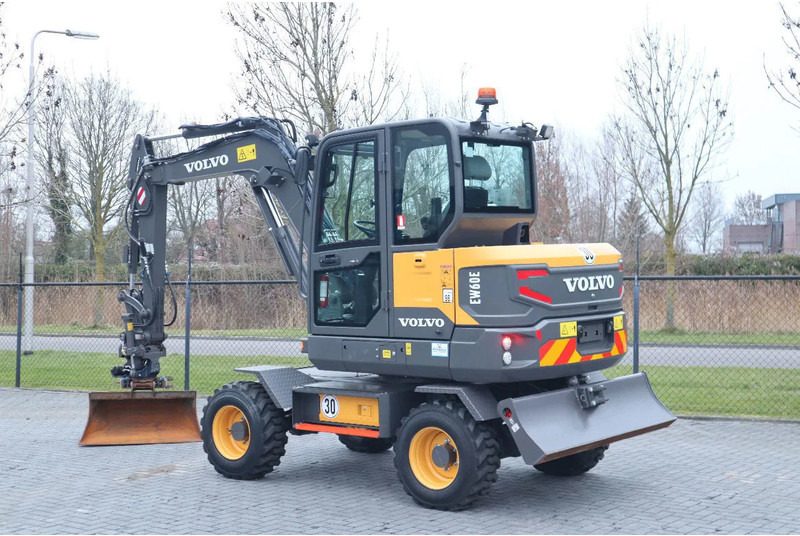 Volvo EW60E | DEMO | 30 KM/H | ROTOTILT + GRIPPER | BUCKET - Wheel excavator: picture 3 Volvo EW60E | DEMO | 30 KM/H | ROTOTILT + GRIPPER | BUCKET - Wheel excavator: picture 3