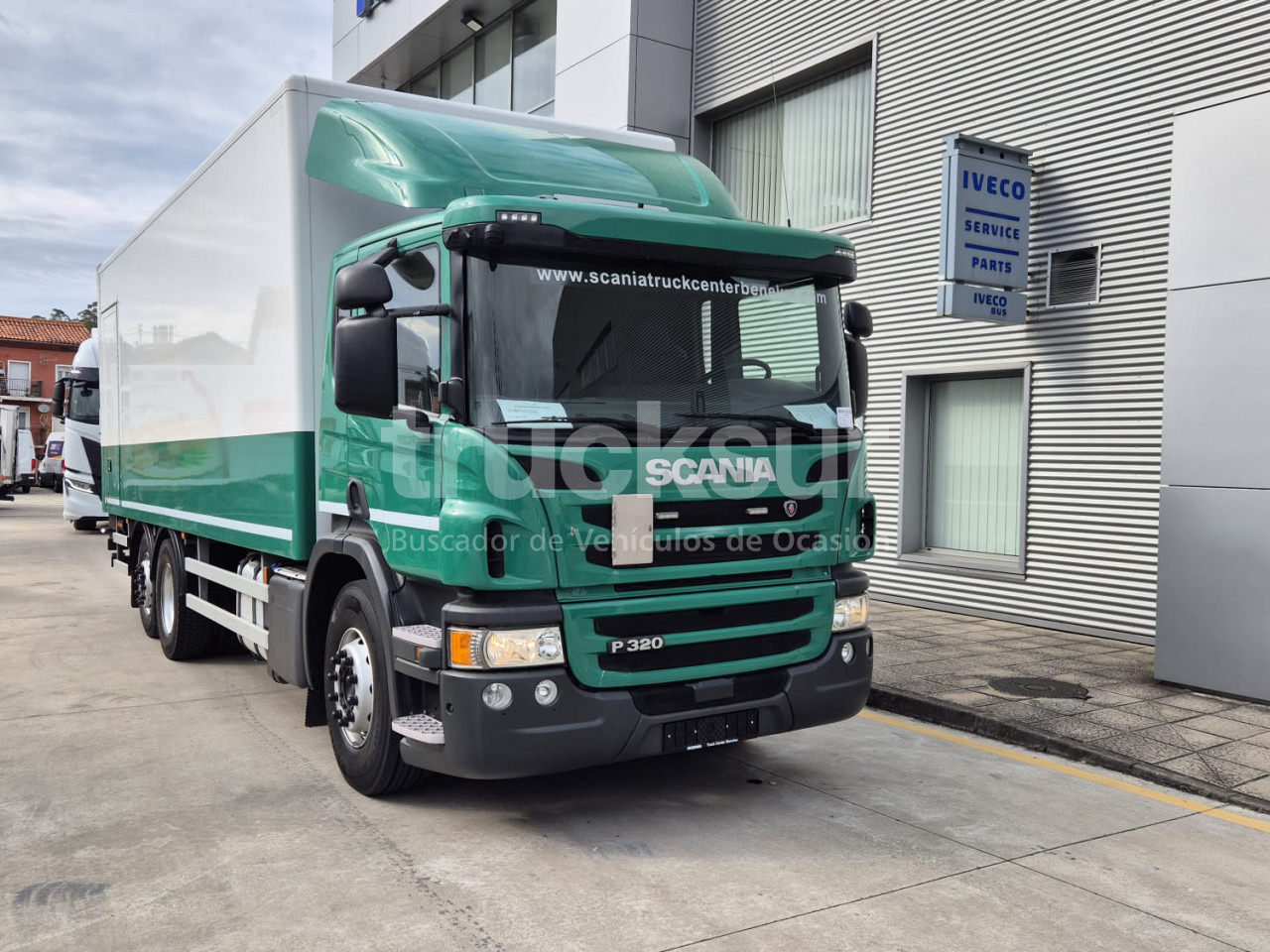 SCANIA P320.26 ejes 6x2*4 - Box truck: picture 2 SCANIA P320.26 ejes 6x2*4 - Box truck: picture 2