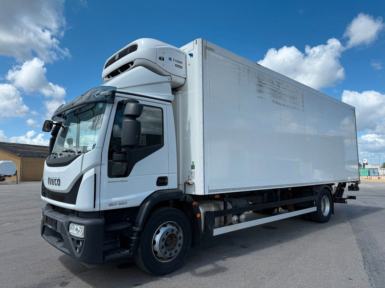 Iveco 180E32 4x2 Schmitz / Thermo King T-1200R Spectru Iveco 180E32 4x2 Schmitz / Thermo King T-1200R Spectru - Refrigerator truck: picture 1 Iveco 180E32 4x2 Schmitz / Thermo King T-1200R Spectru Iveco 180E32 4x2 Schmitz / Thermo King T-1200R Spectru - Refrigerator truck: picture 1