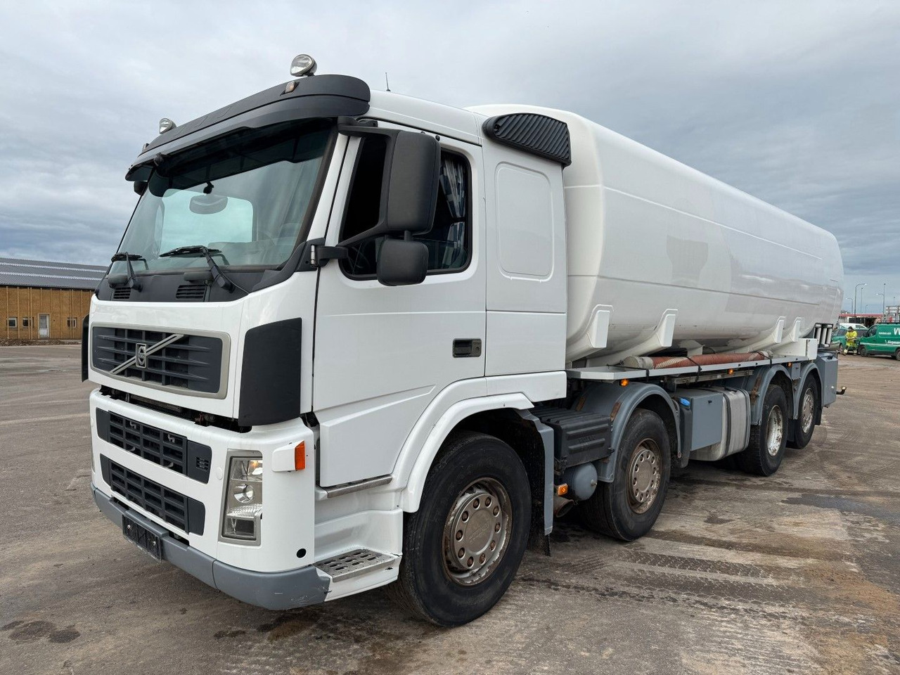 Volvo FM 440 8x2*6 24.000 l. ADR Tanktruck - Tank truck: picture 1 Volvo FM 440 8x2*6 24.000 l. ADR Tanktruck - Tank truck: picture 1
