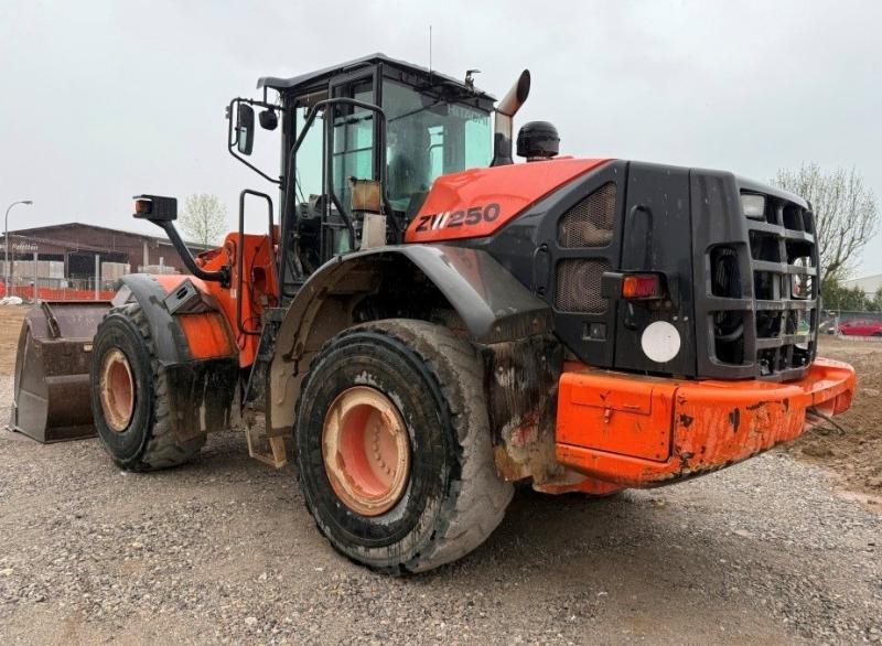 Hitachi ZW250-5B - Wheel loader: picture 1 Hitachi ZW250-5B - Wheel loader: picture 1