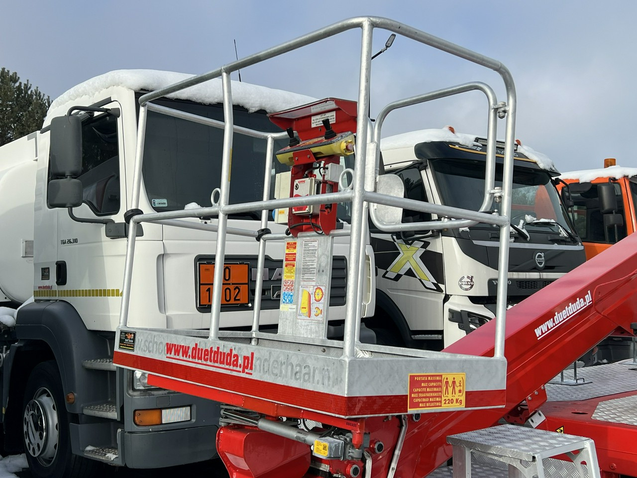 Nissan Cabstar - Truck mounted aerial platform: picture 4 Nissan Cabstar - Truck mounted aerial platform: picture 4