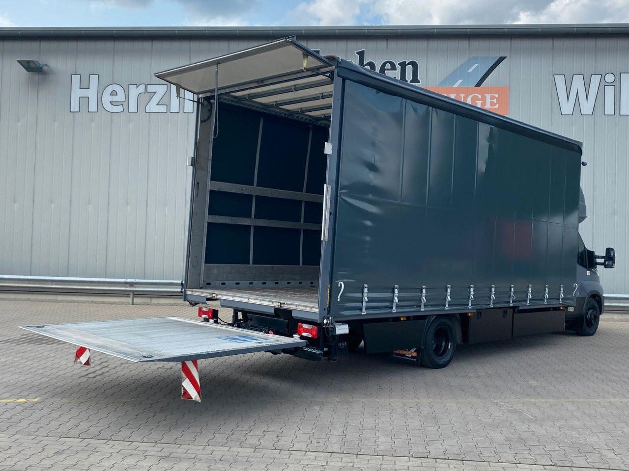 Iveco Daily Hi-Matic 70 C 21 Topsleeper | LBW 1,00to. - Curtain side van: picture 5 Iveco Daily Hi-Matic 70 C 21 Topsleeper | LBW 1,00to. - Curtain side van: picture 5