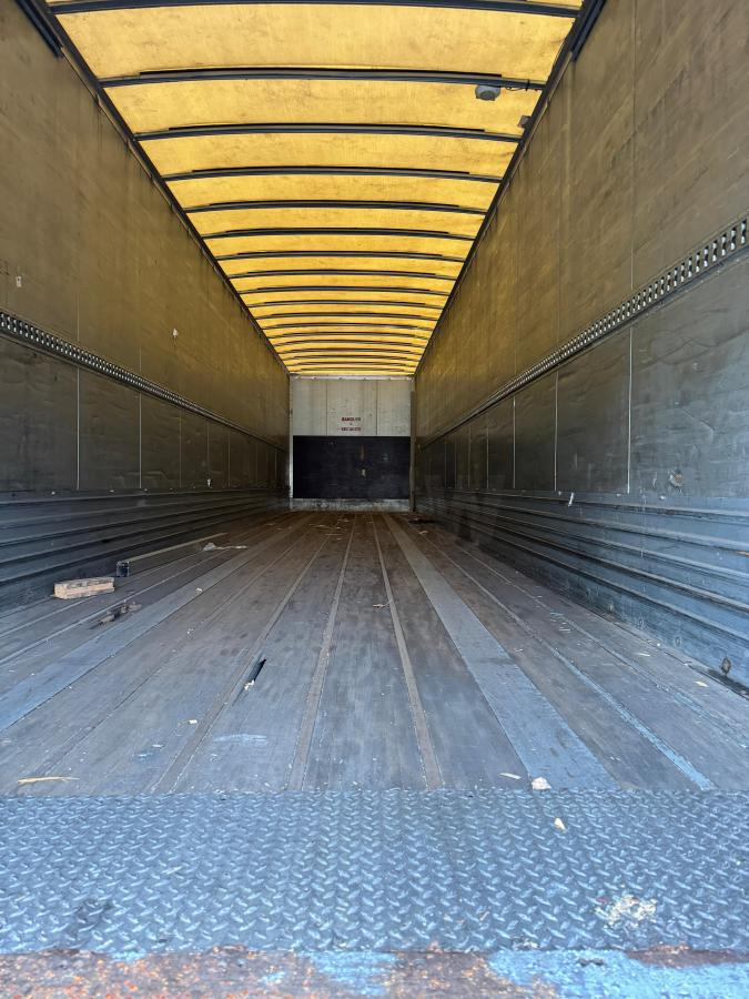 Samro - Closed box semi-trailer: picture 3 Samro - Closed box semi-trailer: picture 3