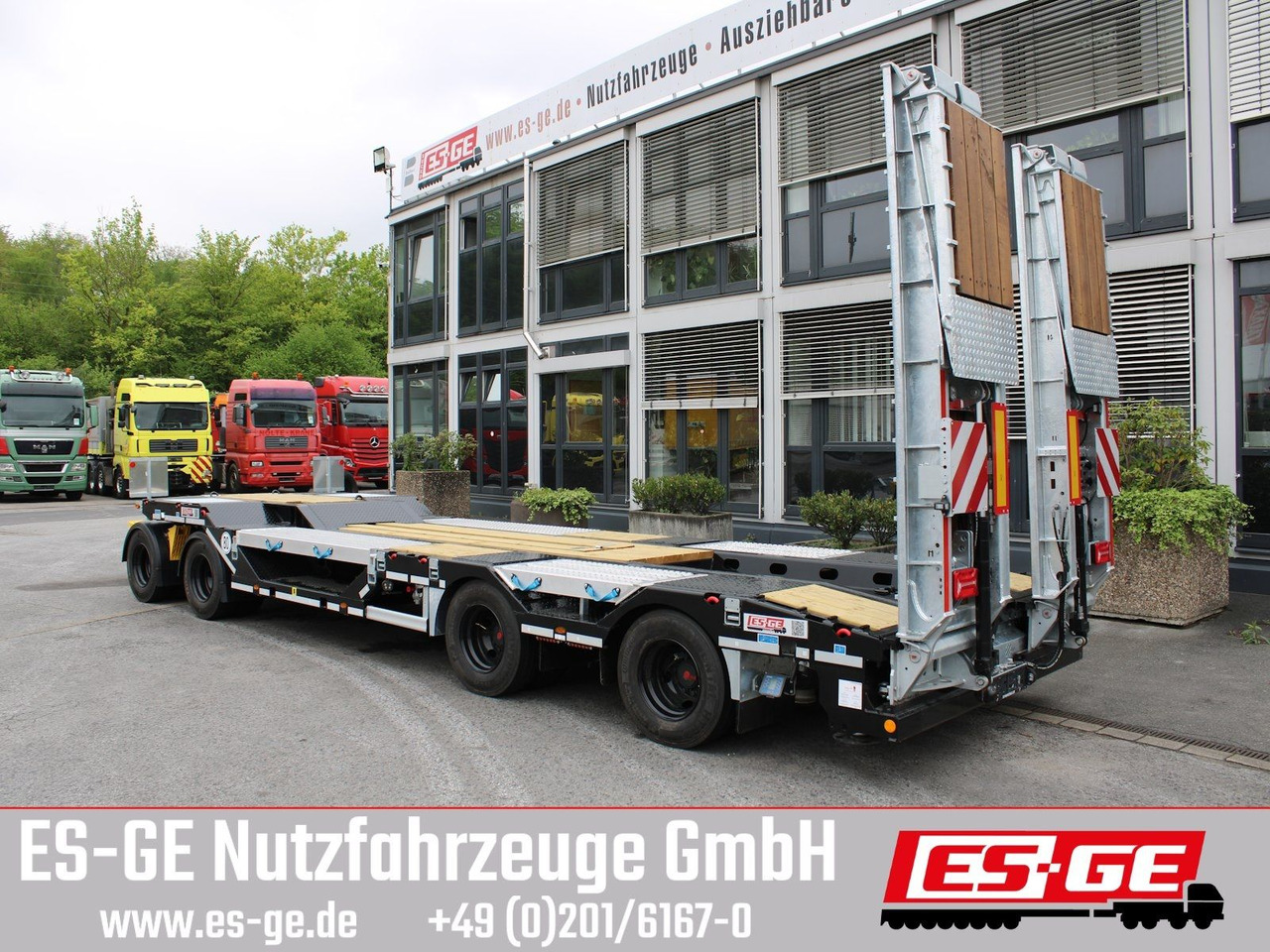 Schwarzmüller Tieflader mit gekröpftem Plateau - Low loader trailer: picture 1 Schwarzmüller Tieflader mit gekröpftem Plateau - Low loader trailer: picture 1
