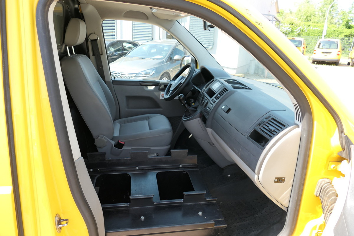 Interior photo 1: Small van VW T5 Transporter 2.0 TDI PARKTRONIK EURO-5 2xSCHIE Interior photo 1: Small van VW T5 Transporter 2.0 TDI PARKTRONIK EURO-5 2xSCHIE