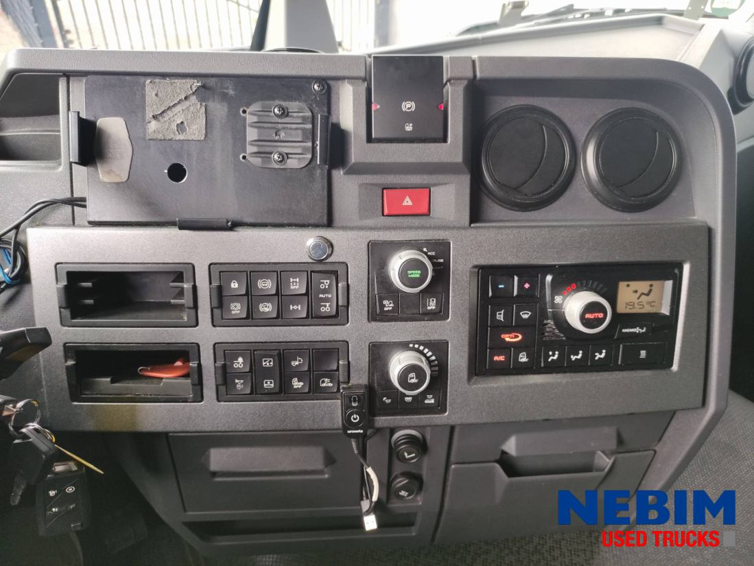 Renault T380 6x2 - 9.52mtr. box - Taillift 2000Kg - Box truck: picture 5 Renault T380 6x2 - 9.52mtr. box - Taillift 2000Kg - Box truck: picture 5