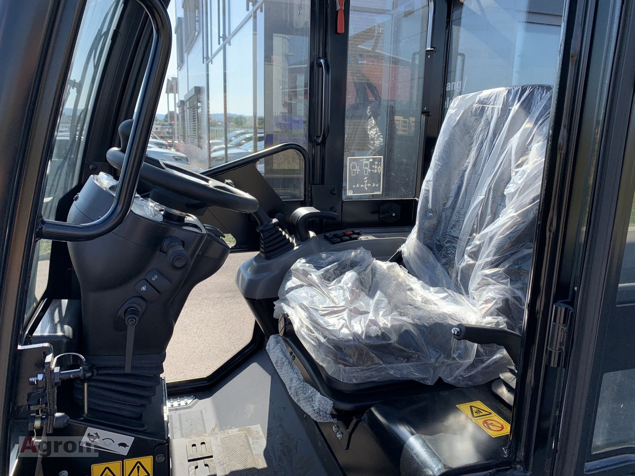 New Compact loader JCB 403 Plus: picture 12 New Compact loader JCB 403 Plus: picture 12