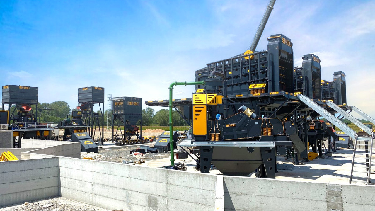 FABO Crawler Vibrating Screen - Crawler loader: picture 3 FABO Crawler Vibrating Screen - Crawler loader: picture 3