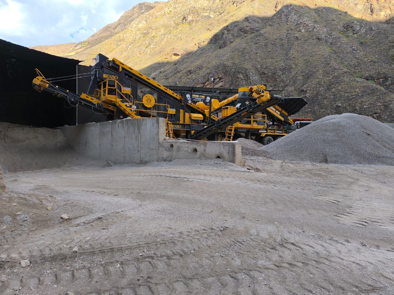 FABO MVSI 700 MOBILE VERTICAL SHAFT IMPACT CRUSHING SCREENING PLANT - Mobile crusher: picture 1 FABO MVSI 700 MOBILE VERTICAL SHAFT IMPACT CRUSHING SCREENING PLANT - Mobile crusher: picture 1