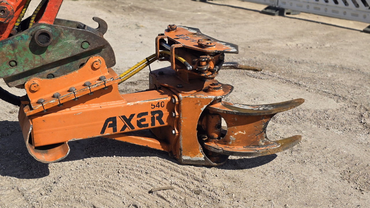 Forestry tractor Kubota KX080-4, AXER 540: picture 11