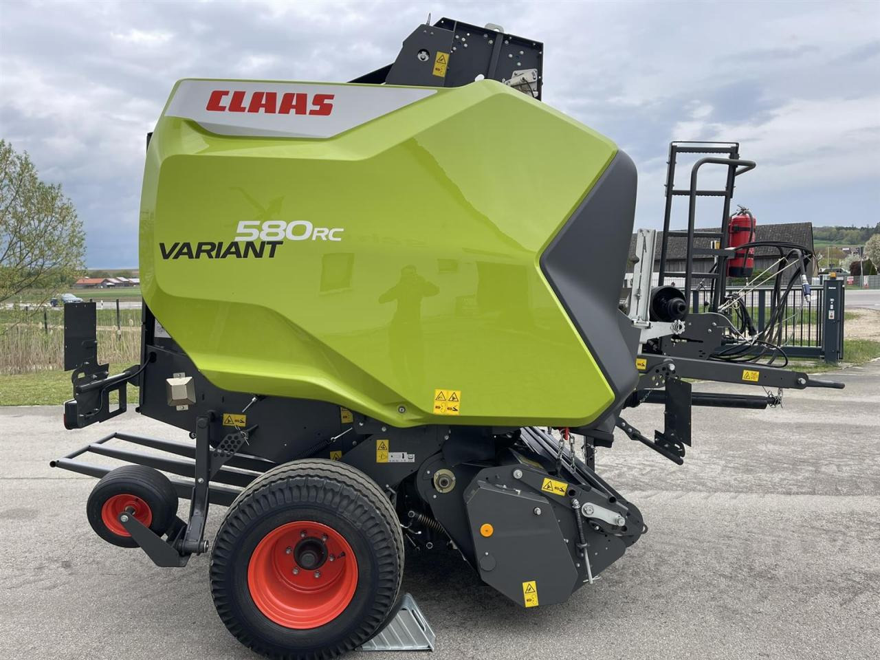 Leasing of CLAAS Variant 580 RC PRO, neuwertige Rundballenpresse, Baujahr 2023 CLAAS Variant 580 RC PRO, neuwertige Rundballenpresse, Baujahr 2023: picture 6 Leasing of CLAAS Variant 580 RC PRO, neuwertige Rundballenpresse, Baujahr 2023 CLAAS Variant 580 RC PRO, neuwertige Rundballenpresse, Baujahr 2023: picture 6