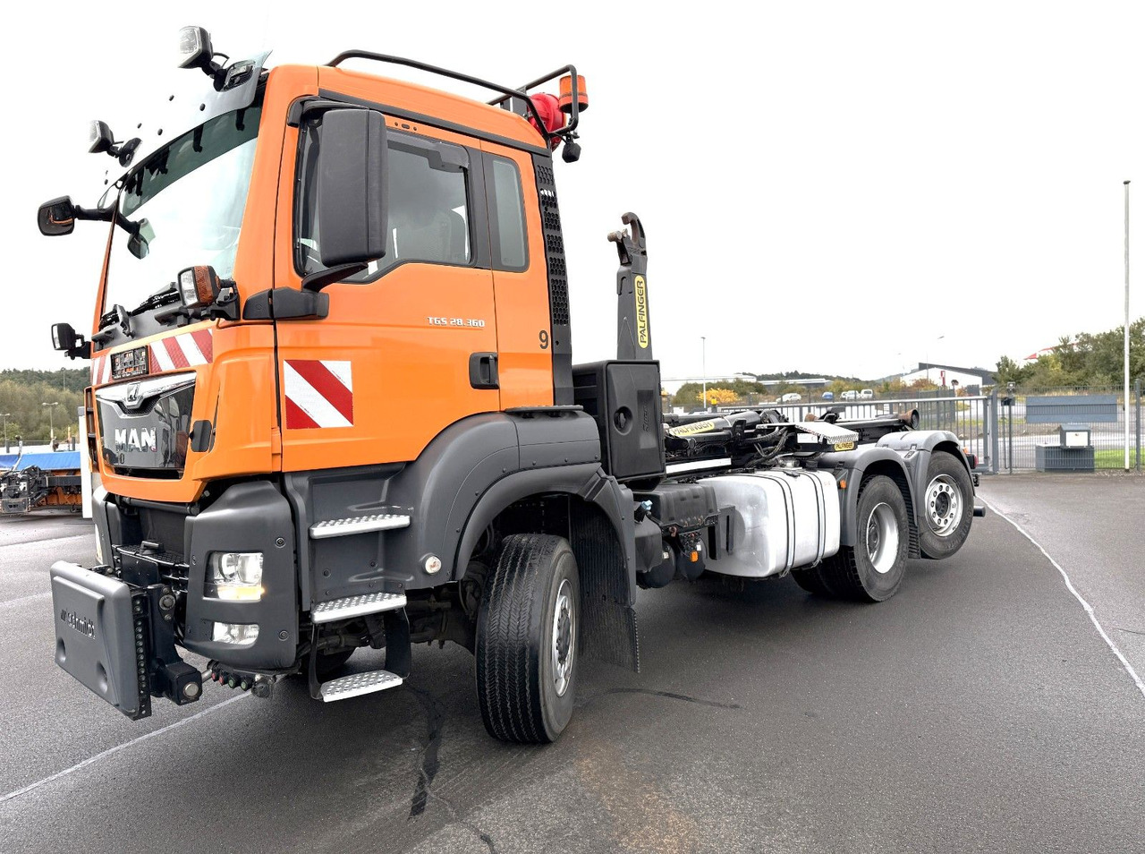 MAN TGS 28.360 6x4-4 Winterdienst Euro 6 Liftachse - Hook lift truck: picture 1 MAN TGS 28.360 6x4-4 Winterdienst Euro 6 Liftachse - Hook lift truck: picture 1