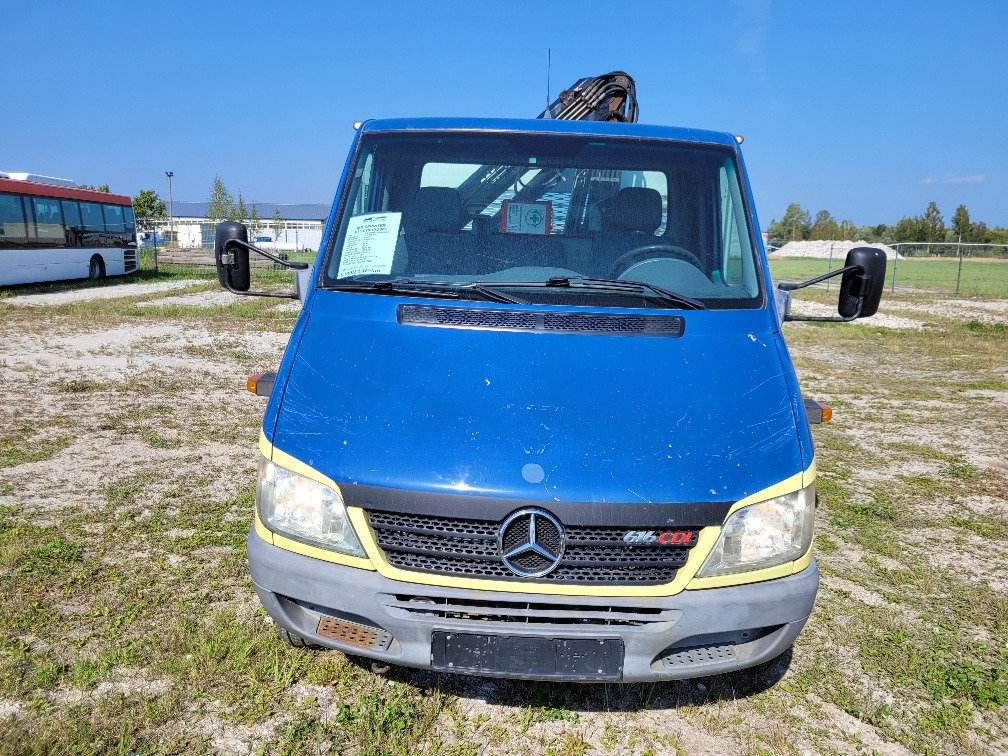 MERCEDES – BENZ SPRINTER 616CDI HIAB 027-2 Crane 10.2004 - Flatbed van: picture 3 MERCEDES – BENZ SPRINTER 616CDI HIAB 027-2 Crane 10.2004 - Flatbed van: picture 3