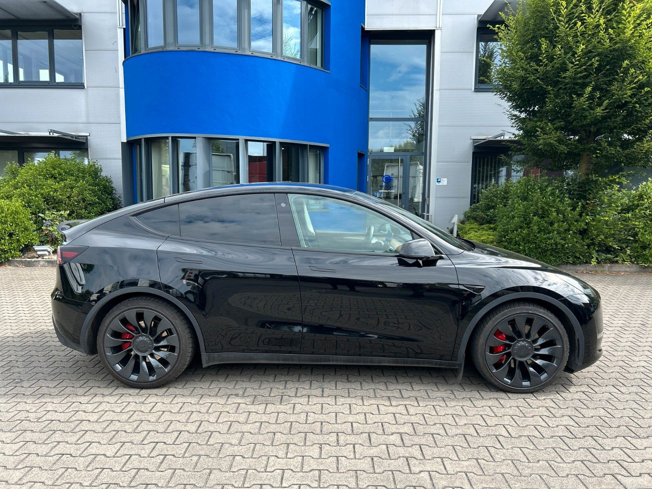 Tesla Model Y Performance Dual AWD - Sedan: picture 4 Tesla Model Y Performance Dual AWD - Sedan: picture 4