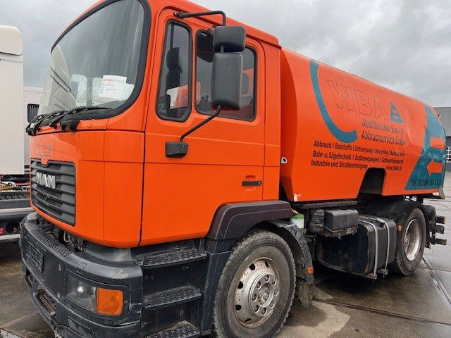MAN 15 .220 - Road sweeper: picture 1 MAN 15 .220 - Road sweeper: picture 1